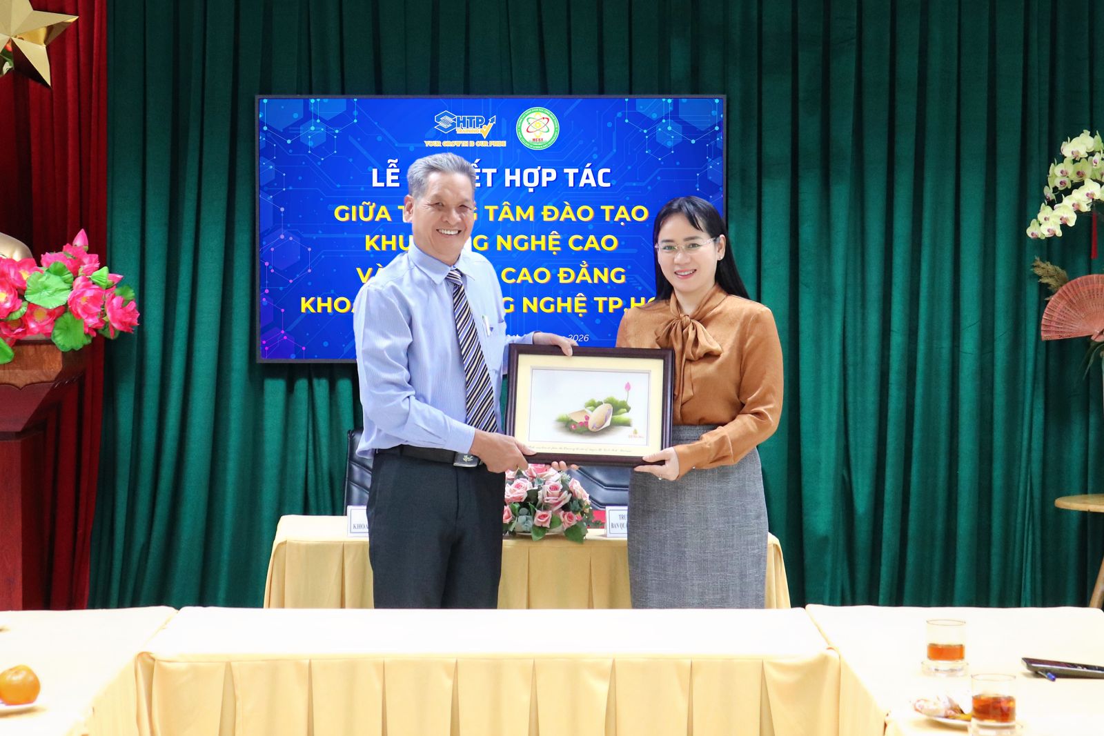 Trao quà lưu niệm tại lễ ký kết
