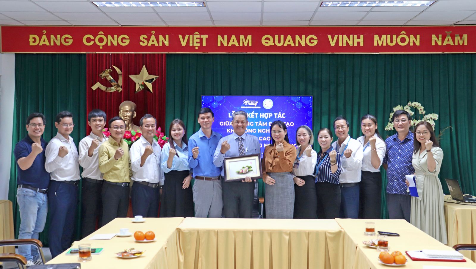 Trao quà lưu niệm tại lễ ký kết